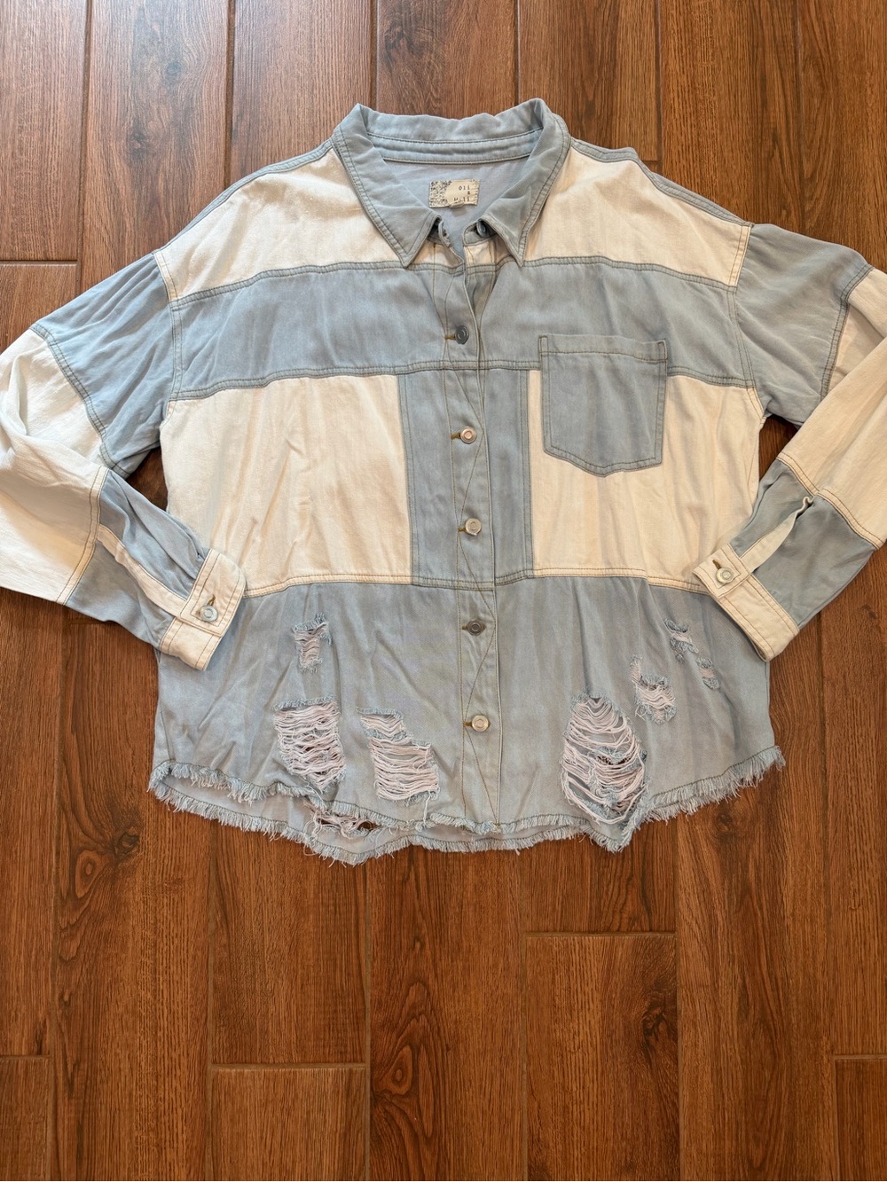 Oli & Hali Two-Tone Distressed Denim Shirt Jacket in Light Blue & Cream / large